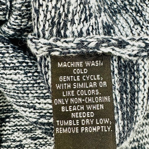 Evelyn Taylor - Navy Sweater with ruffles - Size: Large - Picture 6 of 6